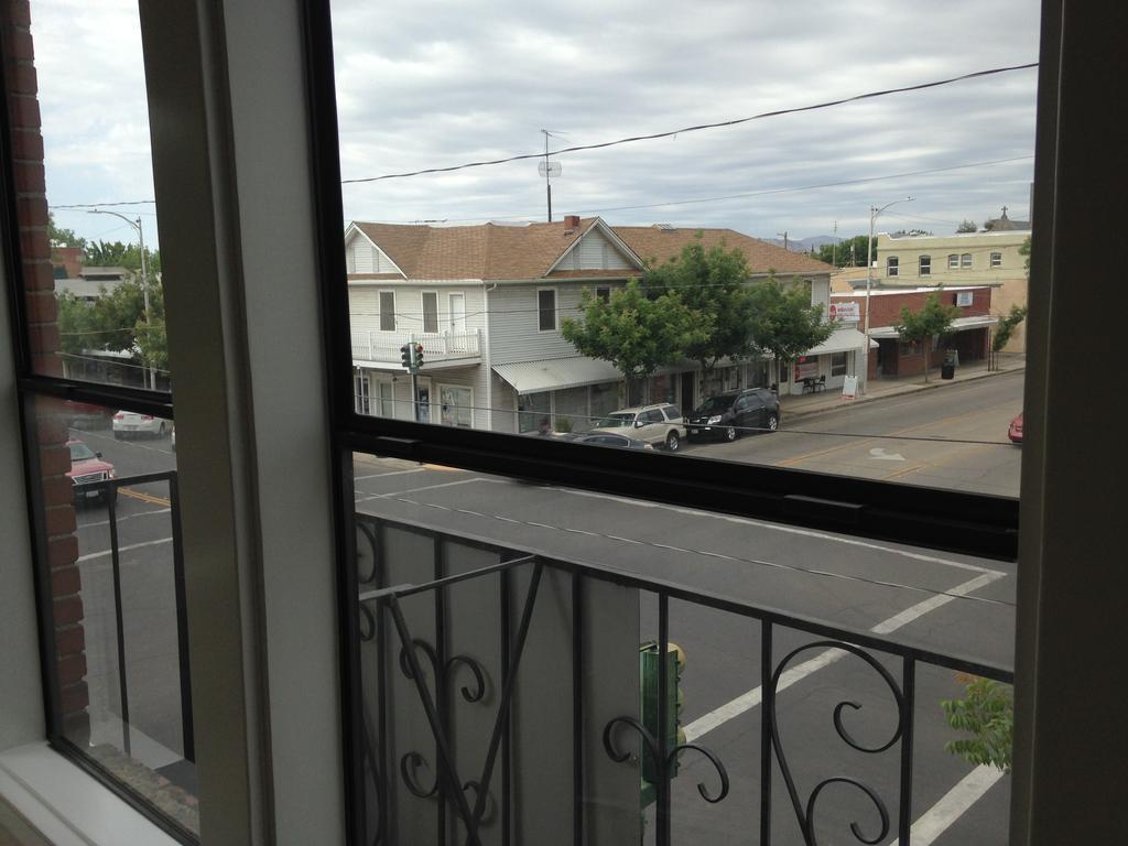 Hotel Burgess Reedley Exterior photo